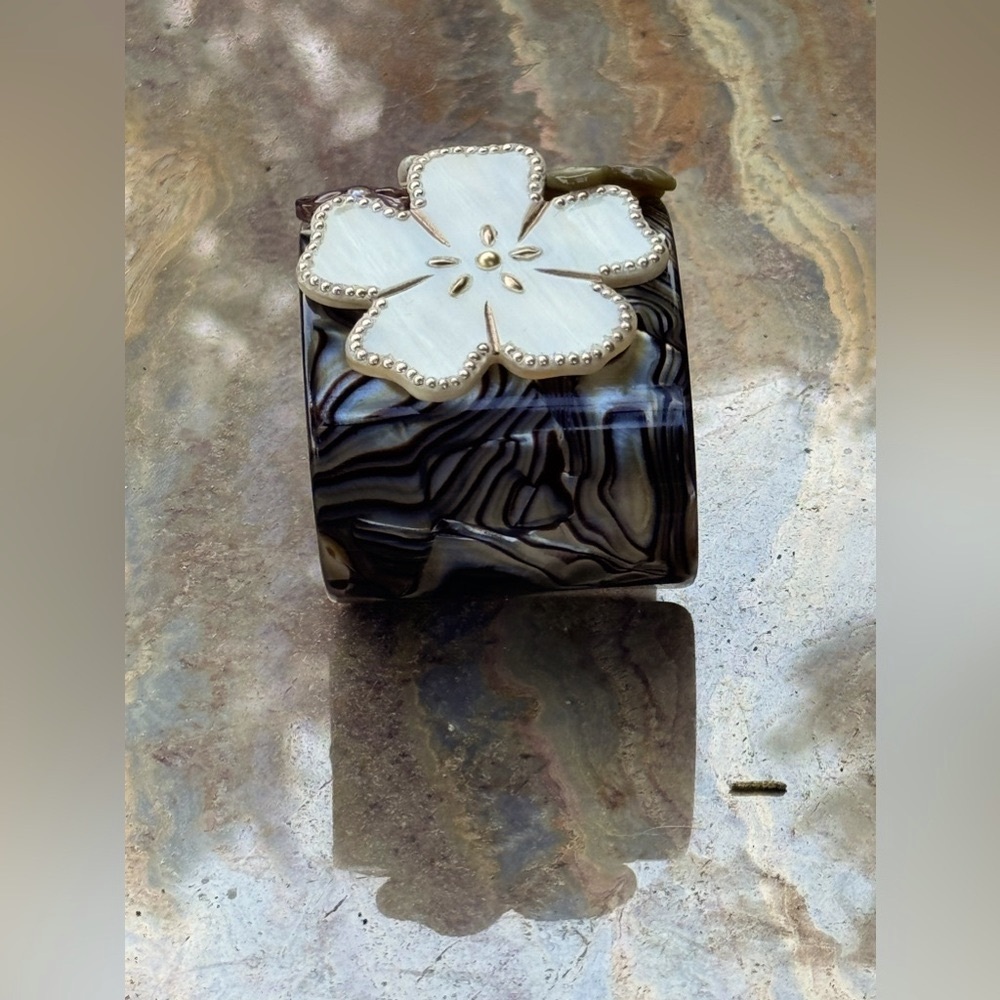 Vintage Bakelite like stunning flower and mother of pearl cuff bracelet - Picture 7 of 11